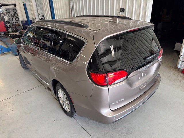 Used 2017 Chrysler Pacifica Touring-L FWD image 10