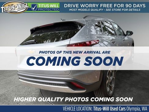 Used 2024 Chevrolet Trax LT w/ Sunroof Package FWD image 4
