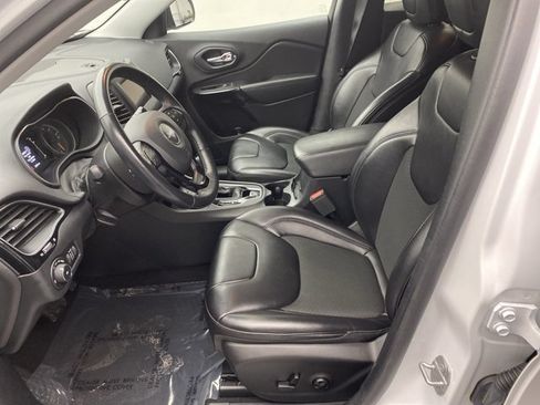 Used 2019 Jeep Cherokee Latitude Plus AWD/4WD image 7