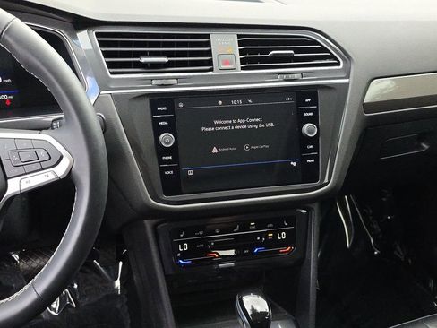 Used 2024 Volkswagen Tiguan SE w/ Panoramic Sunroof Package FWD image 27
