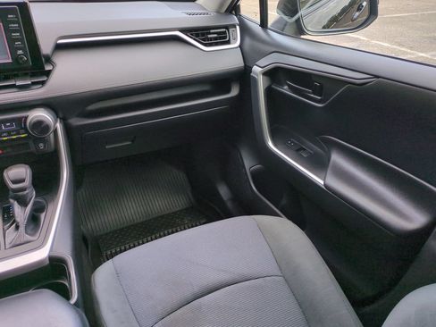 Used 2019 Toyota RAV4 LE w/ All Weather Liner Package AWD/4WD image 17