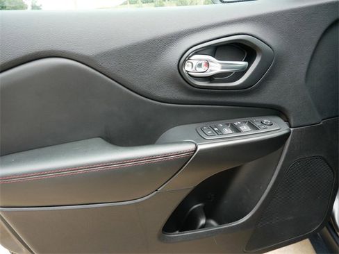 Used 2022 Jeep Cherokee Trailhawk image 12