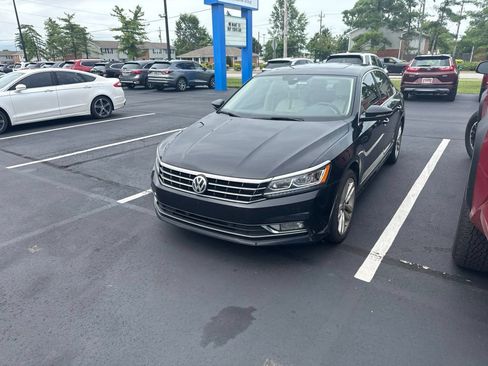 Used 2017 Volkswagen Passat 1.8T SEL Premium FWD image 2
