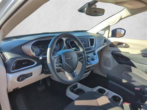 Used 2023 Chrysler Voyager LX image 7