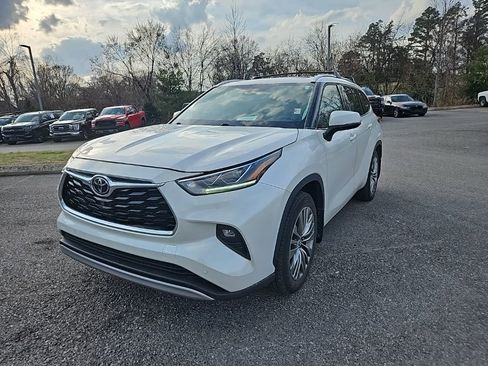 Used 2021 Toyota Highlander Platinum image 3