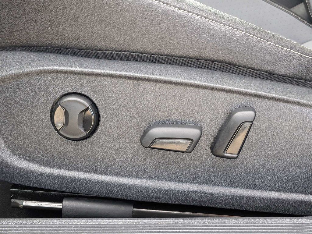 Used 2025 Volkswagen Jetta SE FWD image 14
