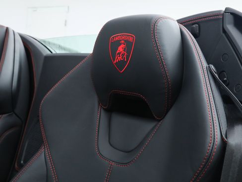 Used 2024 Lamborghini Huracan EVO image 24