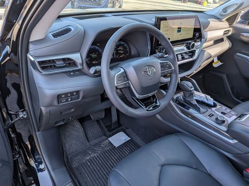 New 2026 Toyota Highlander Platinum AWD/4WD image 9