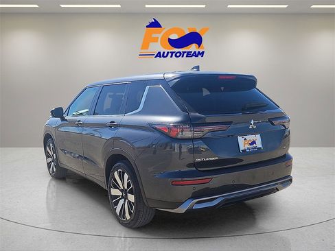 Used 2025 Mitsubishi Outlander SE image 3