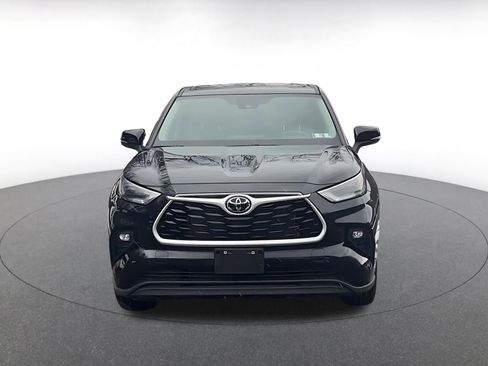 Used 2025 Toyota Highlander LE image 4