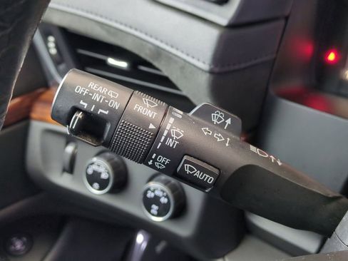 Used 2015 Cadillac Escalade Luxury image 30