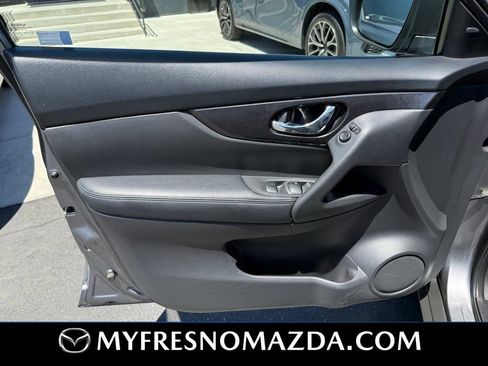 Used 2018 Nissan Rogue SV AWD/4WD image 32
