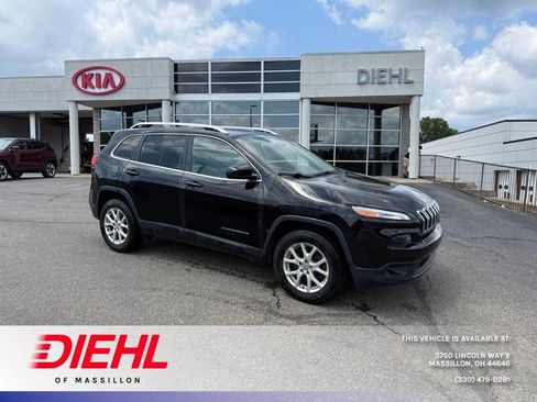 Used 2017 Jeep Cherokee Latitude w/ Cold Weather Group AWD/4WD image 1