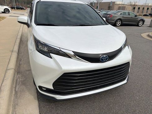 Used 2025 Toyota Sienna XLE image 20