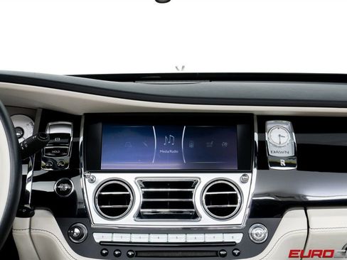 Used 2018 Rolls-Royce Dawn image 33