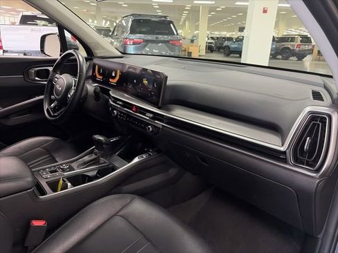 Used 2024 Kia Sorento S image 9