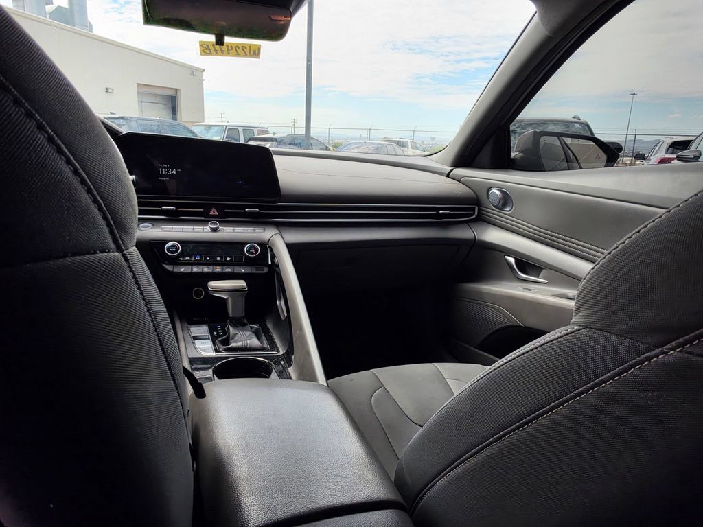 Used 2023 Hyundai Elantra SEL w/ Convenience Package FWD image 18