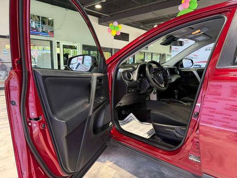 Used 2018 Toyota RAV4 LE FWD image 25