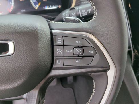 New 2025 Jeep Grand Cherokee Altitude image 18