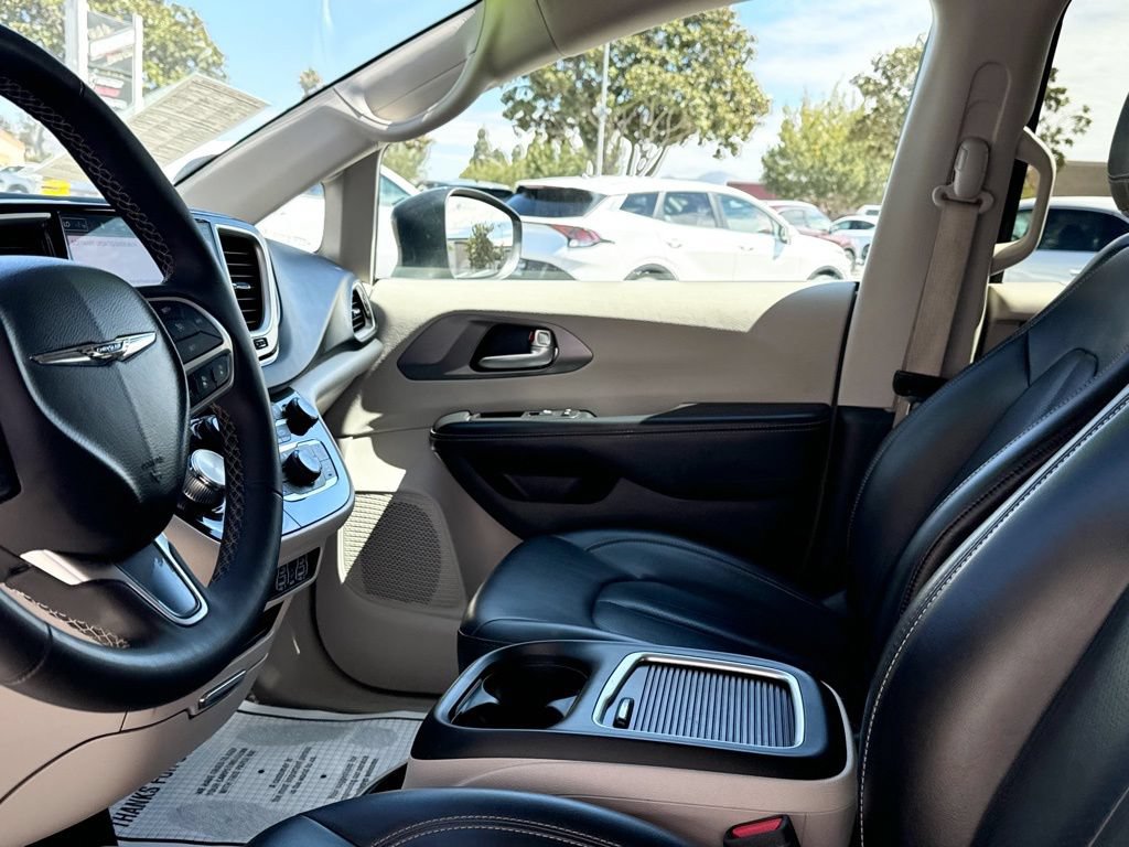 Used 2023 Chrysler Pacifica Touring-L FWD image 15
