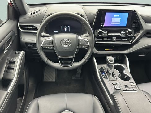 Used 2025 Toyota Highlander Limited AWD/4WD image 11