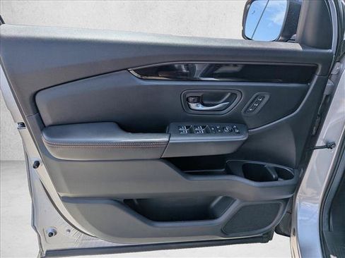 Used 2025 Honda Pilot TrailSport image 11