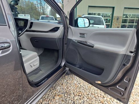 Used 2015 Toyota Sienna XLE Premium image 23