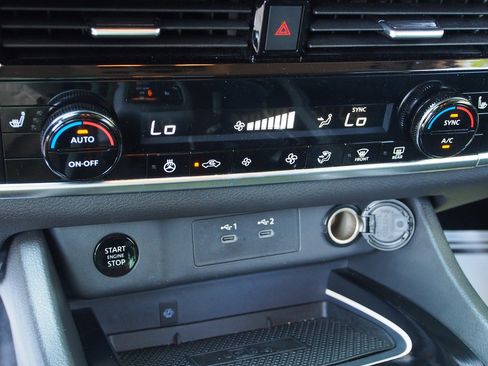 Used 2024 Nissan Rogue SL FWD image 25