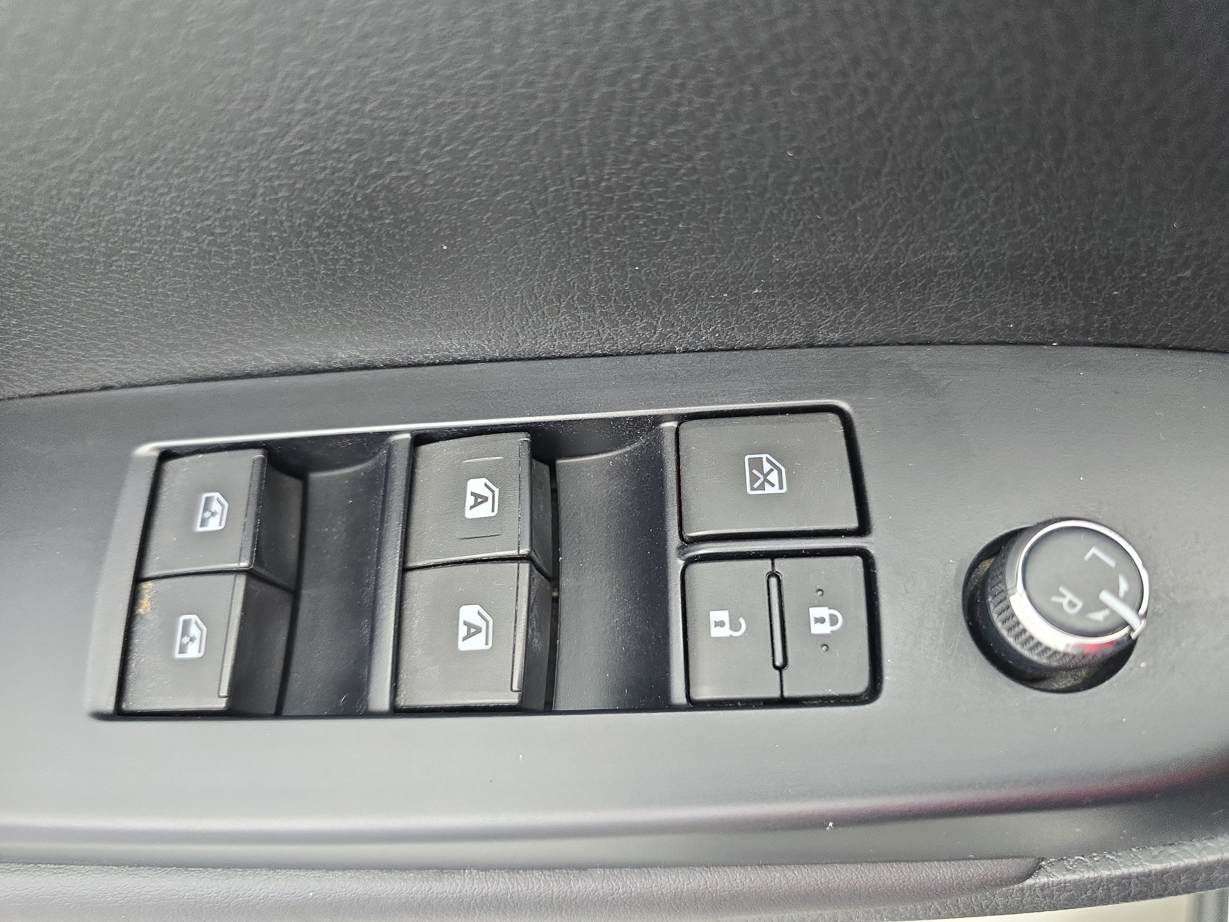 Used 2017 Toyota Highlander SE AWD/4WD image 29