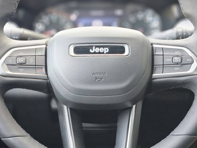 Used 2025 Jeep Compass Latitude AWD/4WD image 16