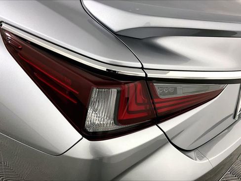 Used 2025 Lexus ES 300h w/ Premium Package image 27