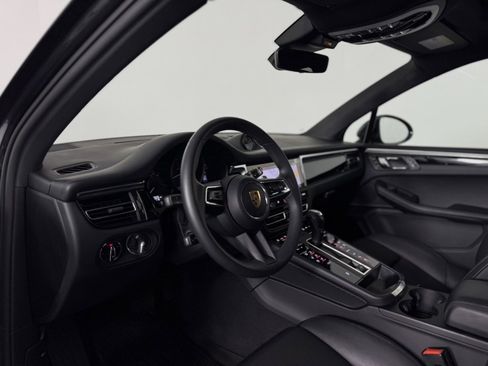 Certified 2025 Porsche Macan image 4