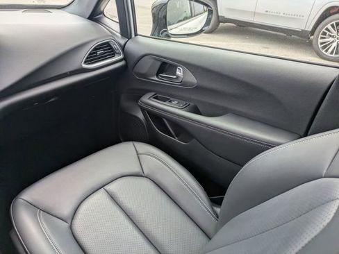 Used 2025 Chrysler Pacifica Select image 20