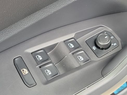 Used 2019 Volkswagen Jetta SE w/ Cold Weather Package FWD image 21