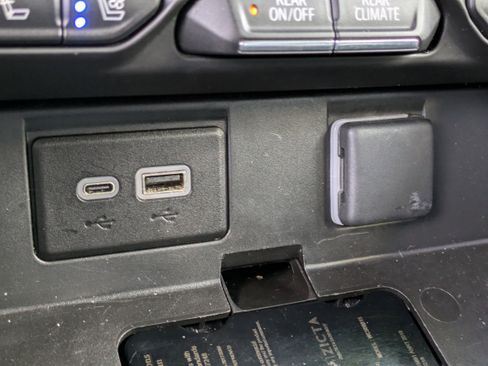 Used 2023 GMC Yukon SLT image 31