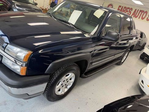 Used 2005 Chevrolet Avalanche Z71 w/ Preferred Equipment Group image 3
