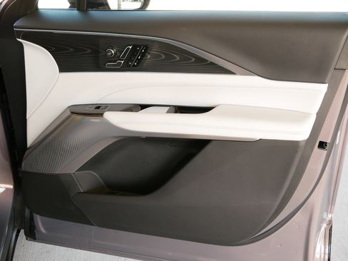 Used 2025 Cadillac Lyriq Luxury image 12