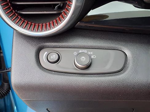 Used 2025 Chevrolet Trax RS w/ Sunroof Package image 16