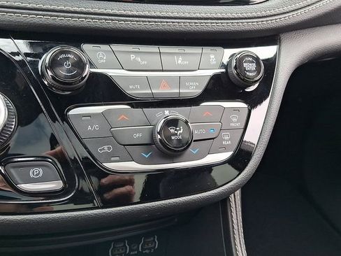 Used 2025 Chrysler Pacifica Limited image 17