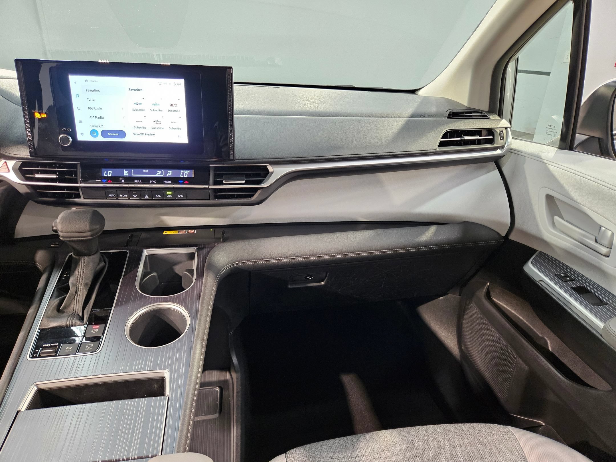 Used 2025 Toyota Sienna LE FWD image 11