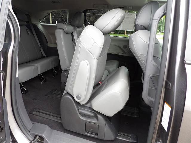 Used 2022 Toyota Sienna XLE FWD image 35
