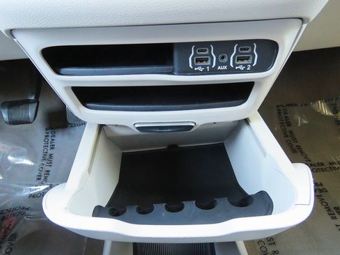 Used 2021 Chrysler Voyager LX image 28