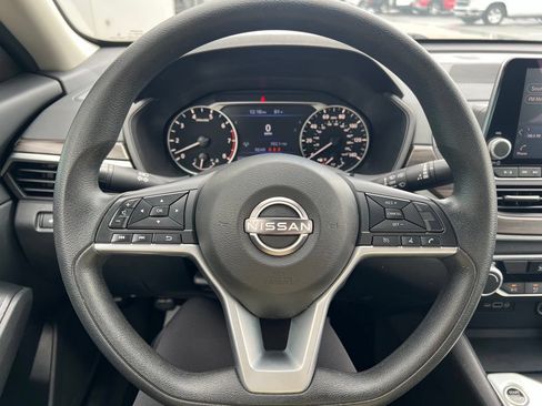 Used 2025 Nissan Altima 2.5 SV FWD image 10