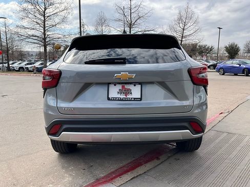 Used 2025 Chevrolet Trax LT image 7