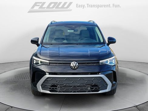 Certified 2025 Volkswagen Taos SE w/ Panoramic Sunroof Package image 2