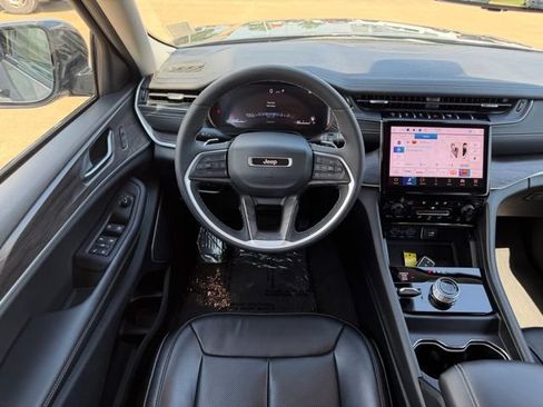 Used 2023 Jeep Grand Cherokee Limited w/ Luxury Tech Group II AWD/4WD image 10