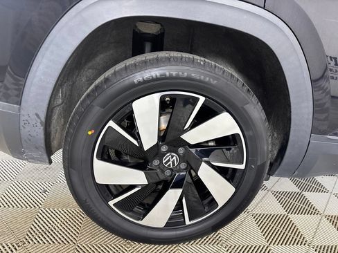 Used 2024 Volkswagen Atlas Cross Sport SE w/ Panoramic Sunroof Package FWD image 32