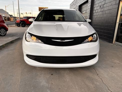 Used 2022 Chrysler Voyager LX image 3