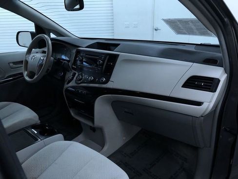 Used 2012 Toyota Sienna LE w/ Towing Pkg image 16