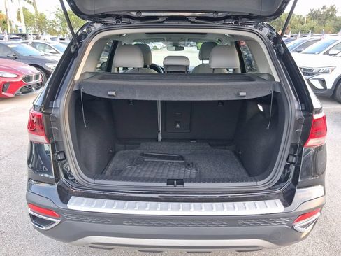 Used 2024 Volkswagen Taos SE w/ Panoramic Sunroof Package FWD image 12